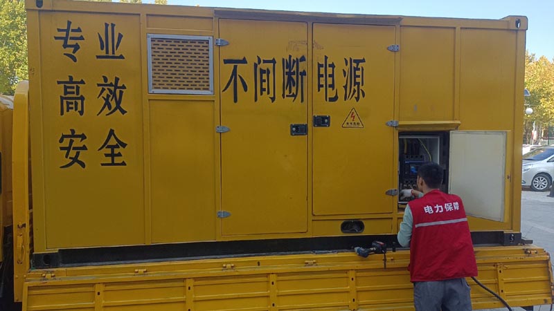 东至柴油发电机组和UPS电源配合使用时，如何避免切换过程中的电力中断？